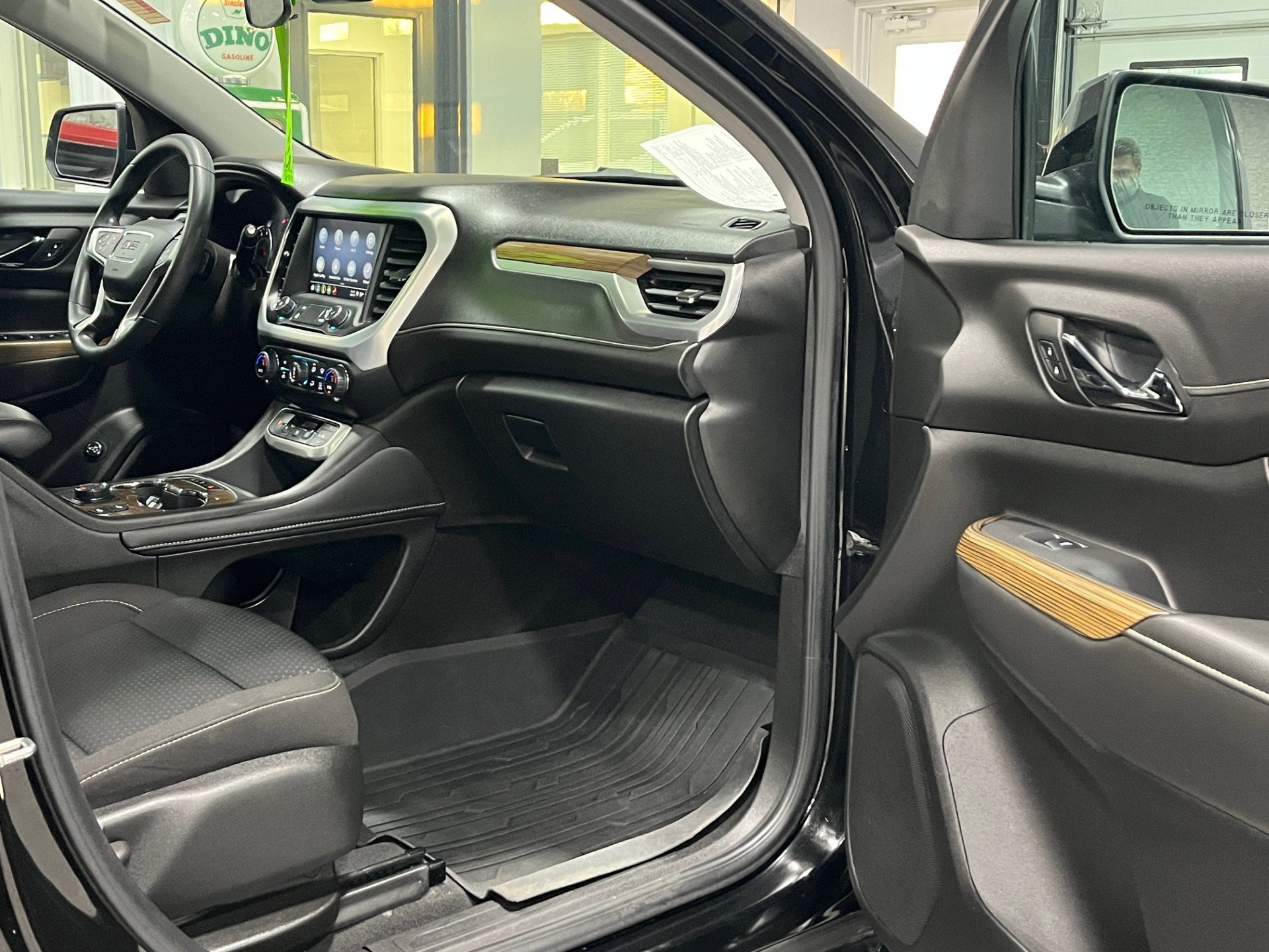 Certified 2023 GMC Acadia SLE w/ Driver Convenience Package image 9