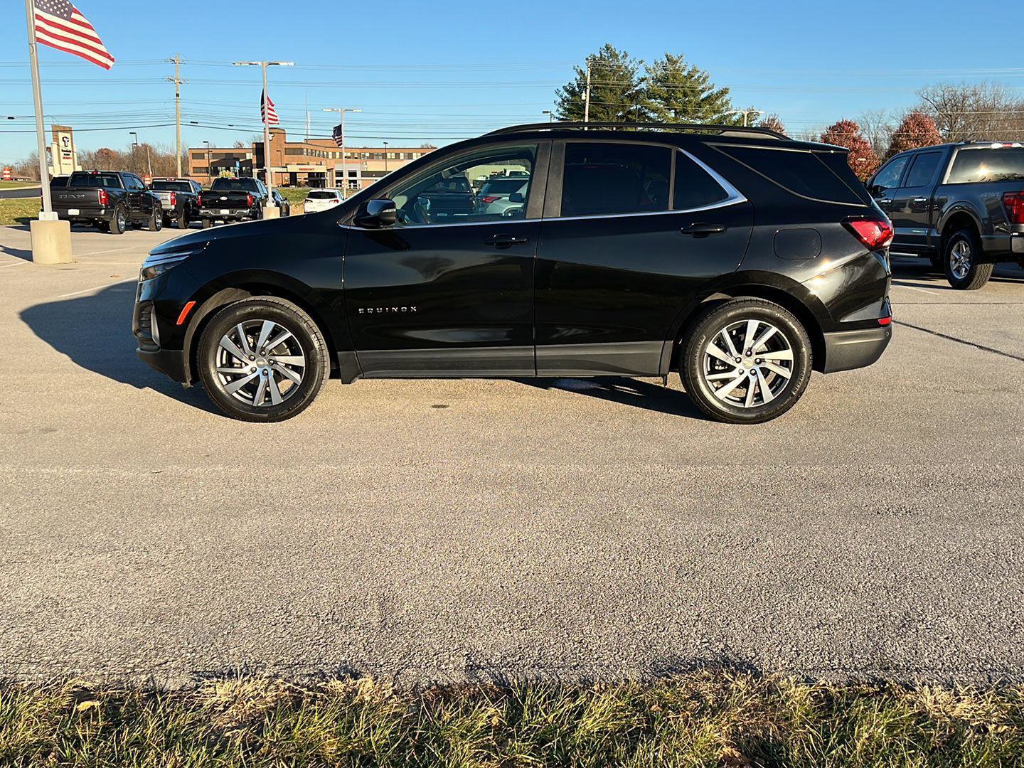 Used 2023 Chevrolet Equinox LT image 2