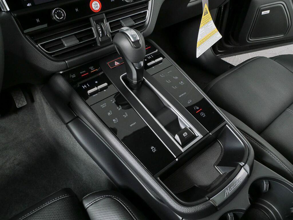 Certified 2026 Porsche Macan AWD/4WD image 16
