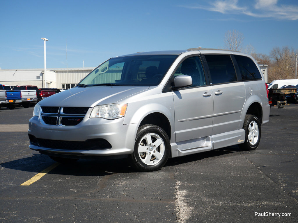 Used 2013 Dodge Grand Caravan SXT w/ Rear Park Assist Pkg FWD image 18