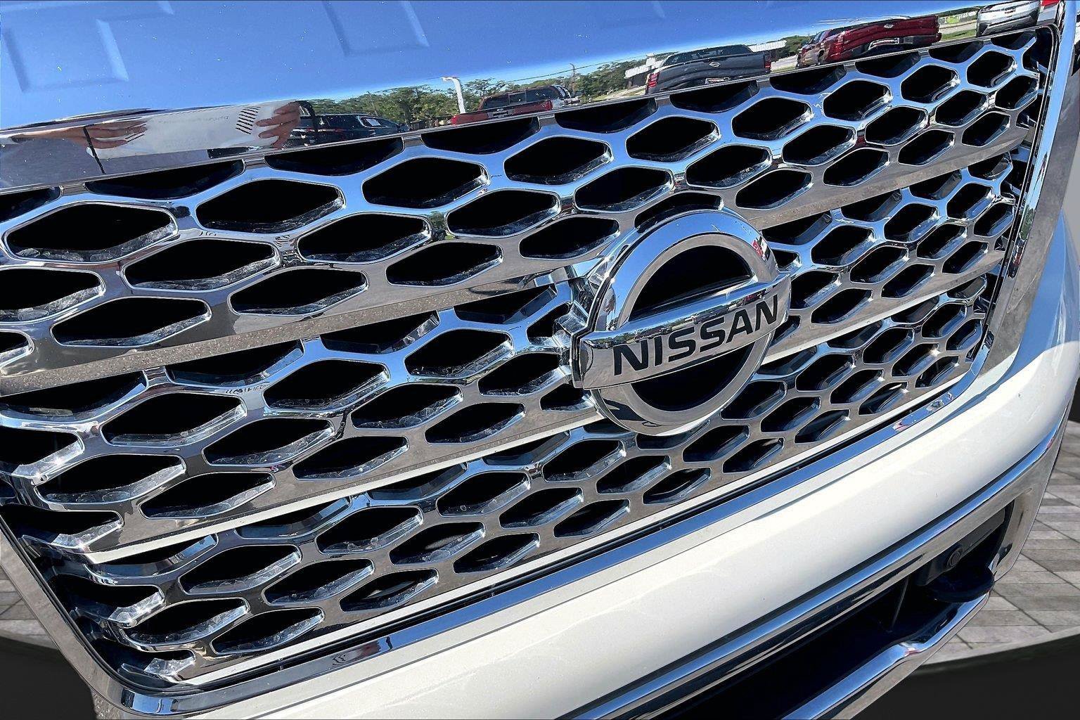 Used 2018 Nissan Titan SL w/ Chrome Package AWD/4WD image 29