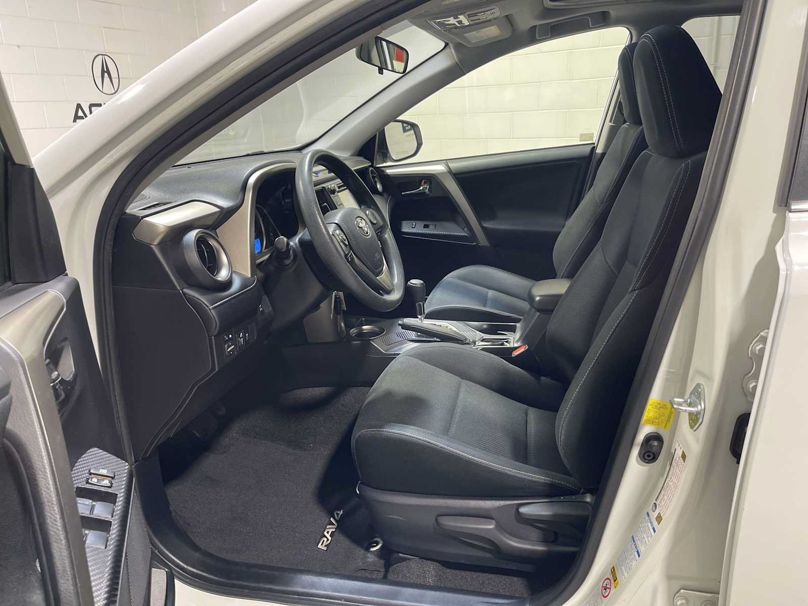 Used 2015 Toyota RAV4 XLE AWD/4WD image 2