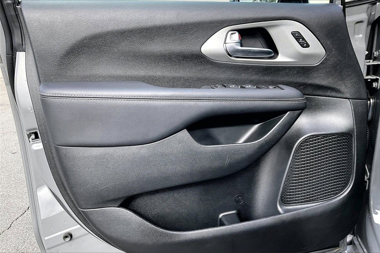 Used 2023 Chrysler Pacifica Limited w/ S Appearance Package image 27