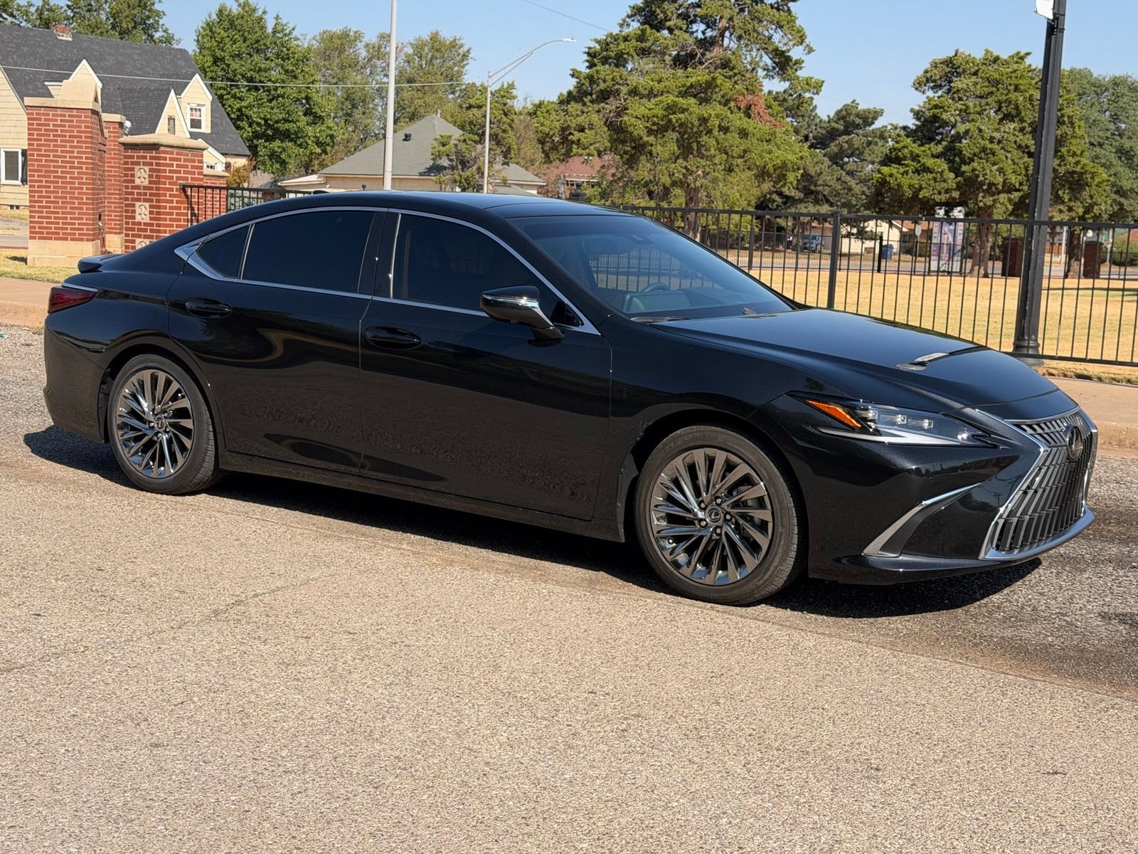 Used 2025 Lexus ES 350 Ultra Luxury FWD image 2
