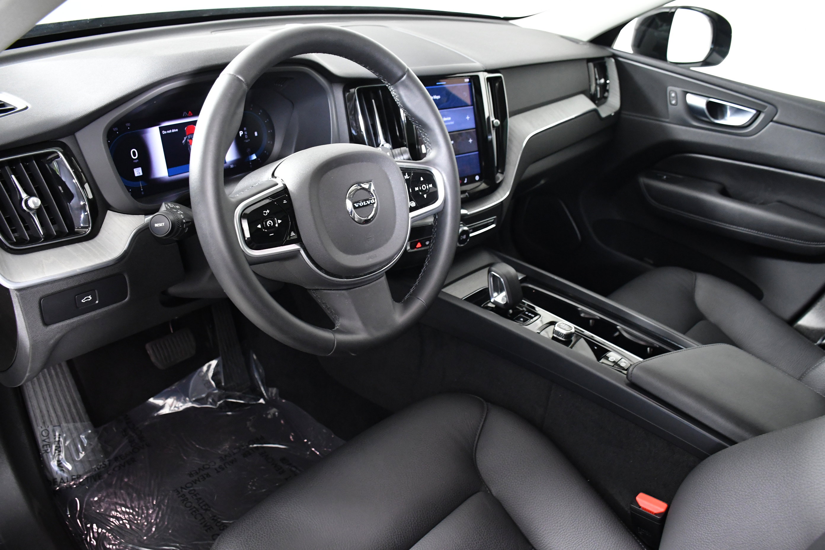 Used 2025 Volvo XC60 B5 Plus image 21