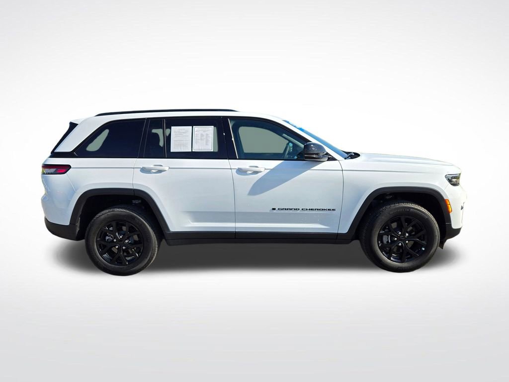 Used 2025 Jeep Grand Cherokee Altitude image 2