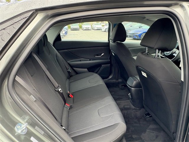 Used 2025 Hyundai Elantra SE image 12