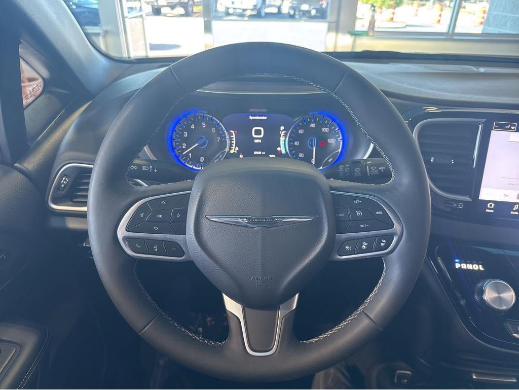 Used 2025 Chrysler Pacifica Select FWD image 18