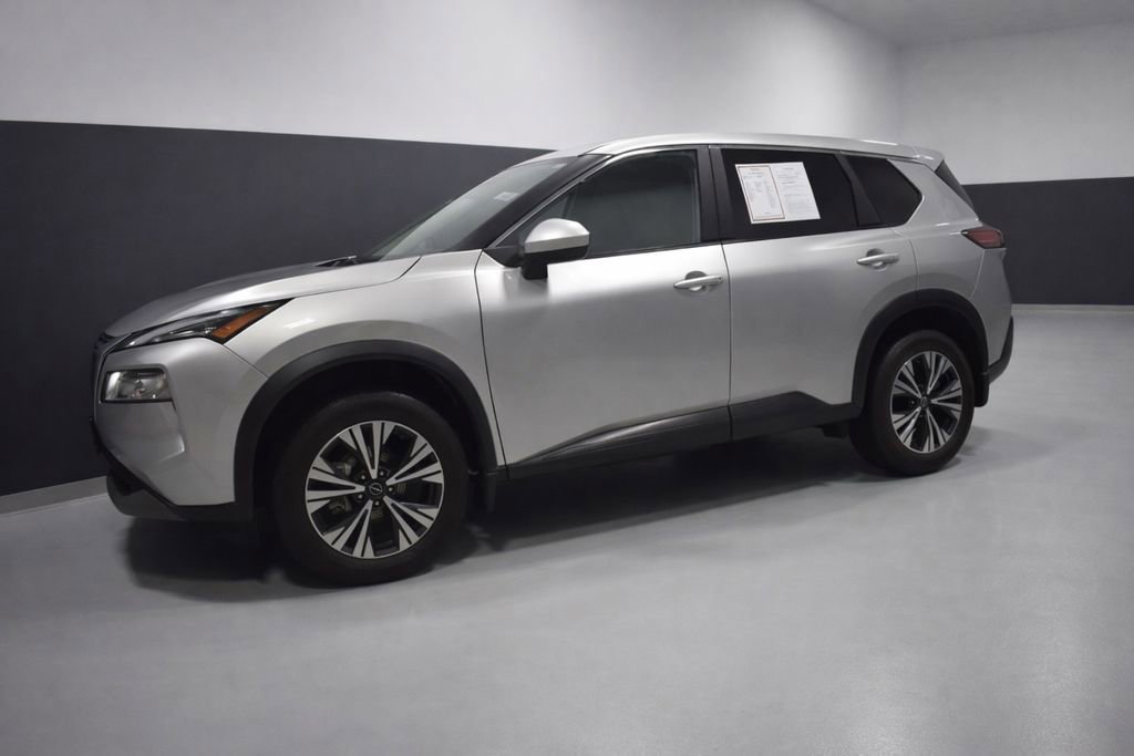 Used 2023 Nissan Rogue SV image 2