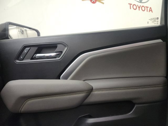 Used 2024 Chevrolet Colorado ZR2 AWD/4WD image 32