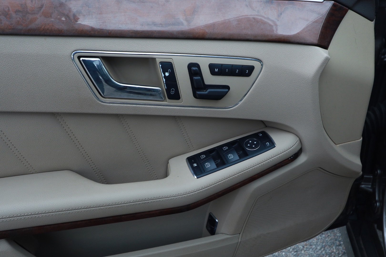 Used 2011 Mercedes-Benz E 350 4MATIC Sedan image 21