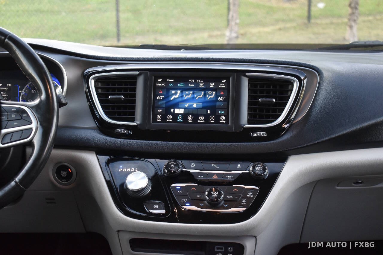Used 2020 Chrysler Pacifica Touring-L FWD image 24