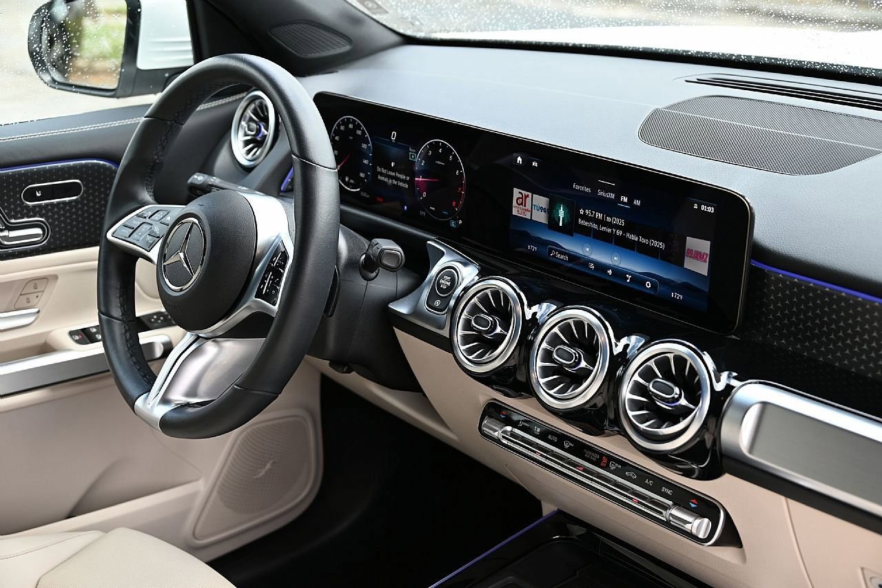 Certified 2025 Mercedes-Benz GLB 250 image 10