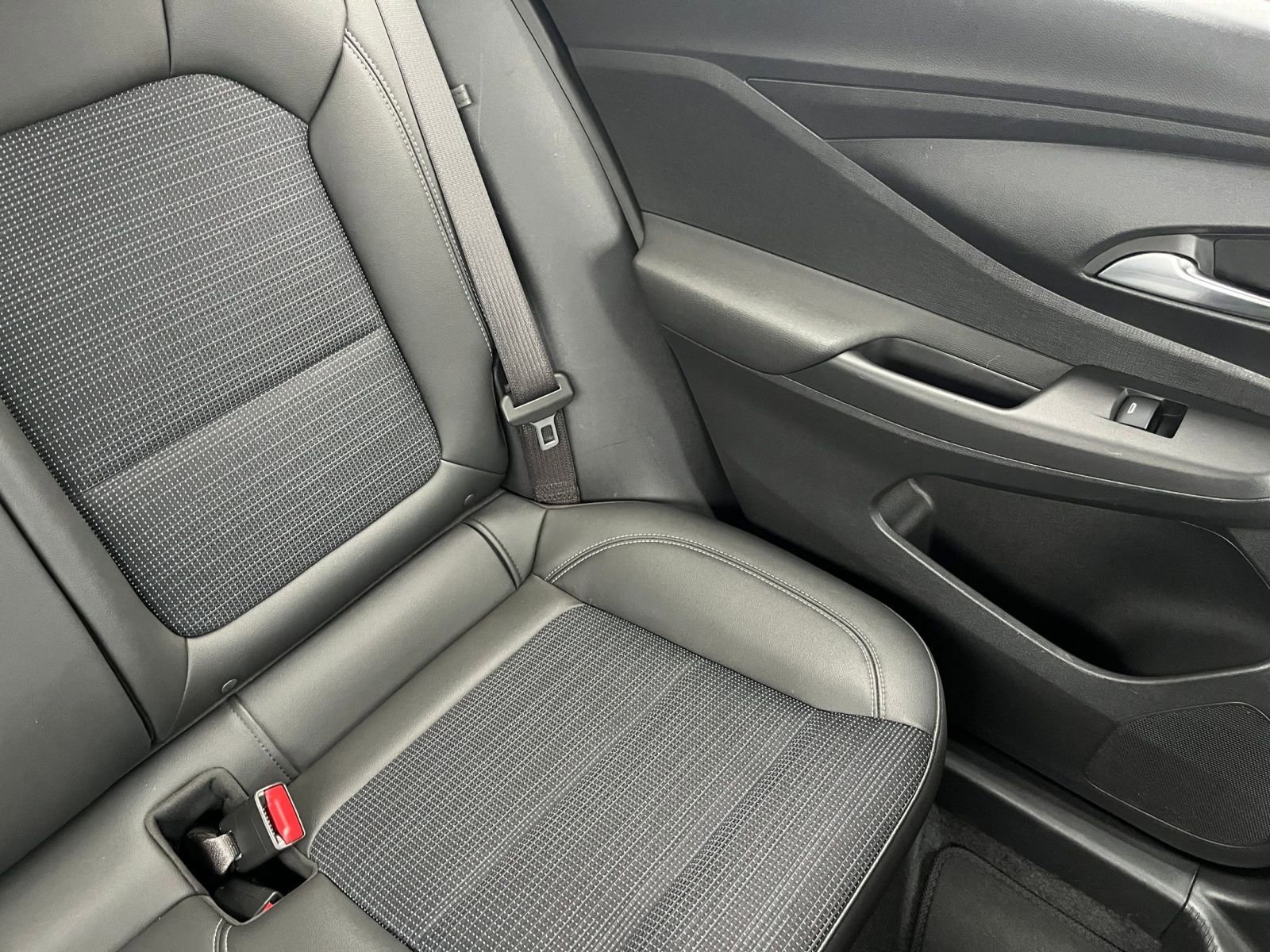 Used 2025 Buick Envista Preferred image 36