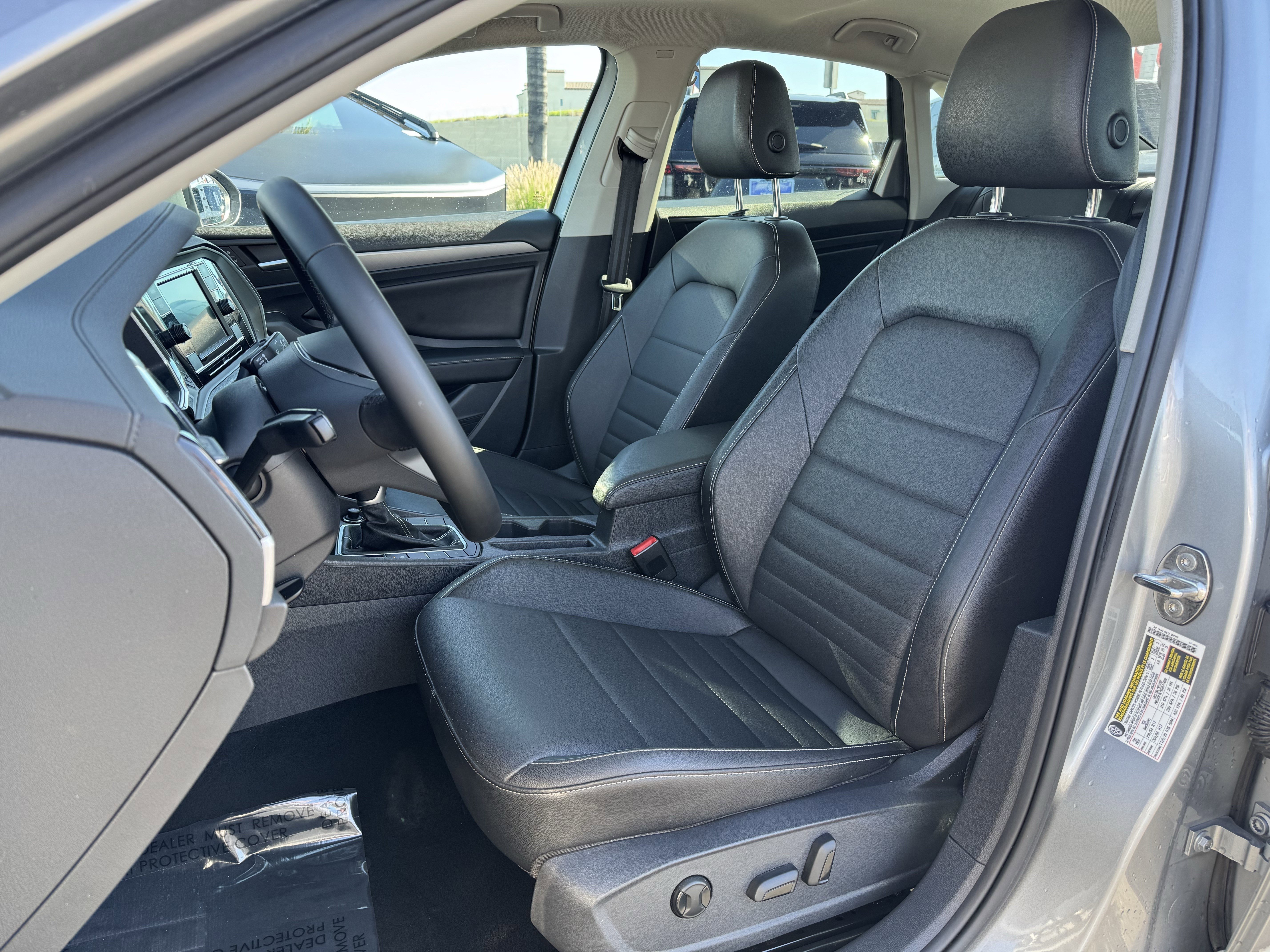 Used 2022 Volkswagen Jetta SE w/ Panoramic Sunroof Package image 15