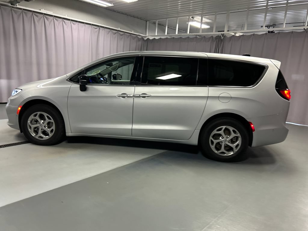 Used 2024 Chrysler Pacifica Limited AWD/4WD image 4