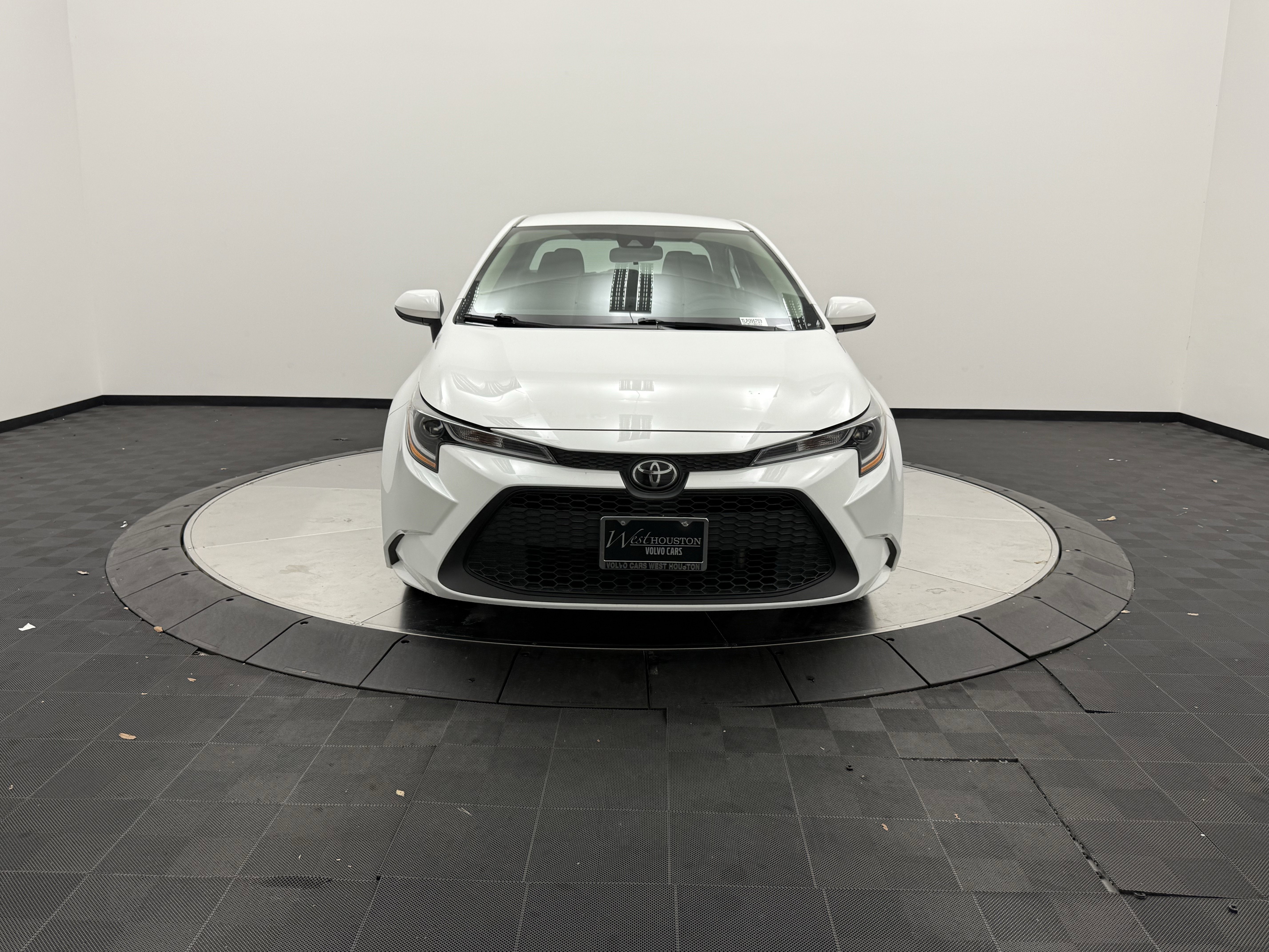 Used 2020 Toyota Corolla LE FWD image 2