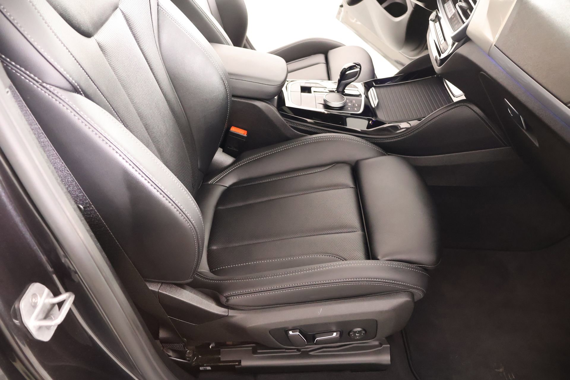 Used 2025 BMW X4 xDrive30i w/ Premium Package image 14