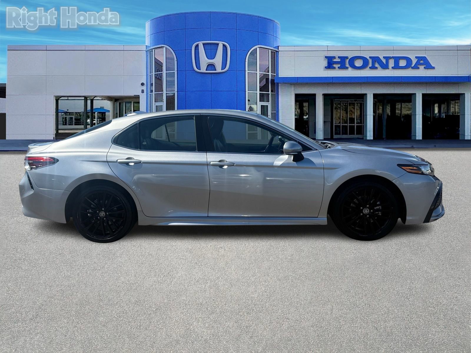 Used 2023 Toyota Camry XSE image 9