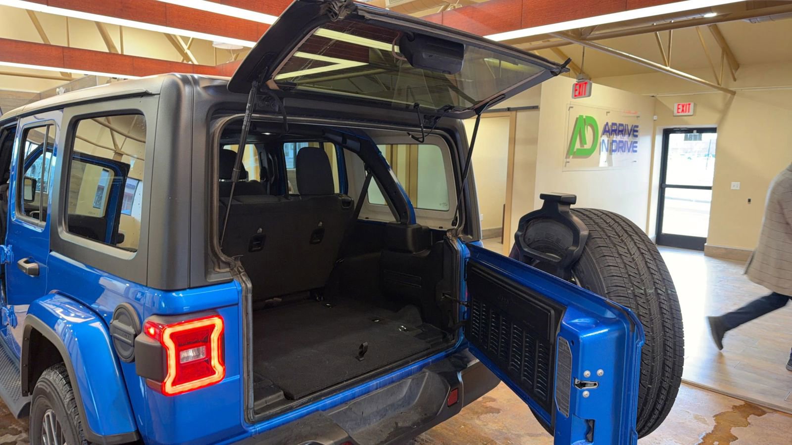 Used 2024 Jeep Wrangler Unlimited Sahara image 17