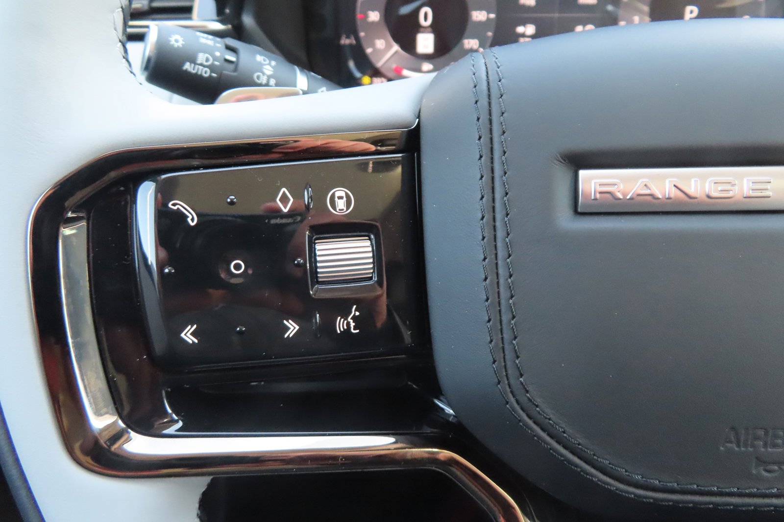 New 2025 Land Rover Range Rover Velar Dynamic SE image 29