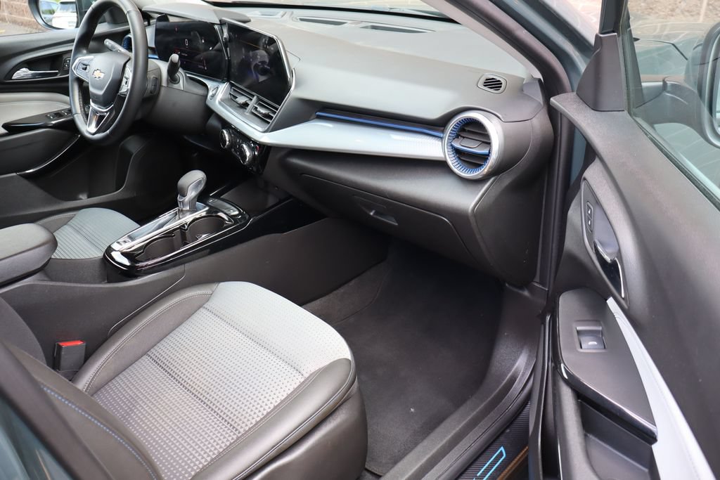 Used 2025 Chevrolet Trax LT w/ Driver Confidence Package FWD image 40