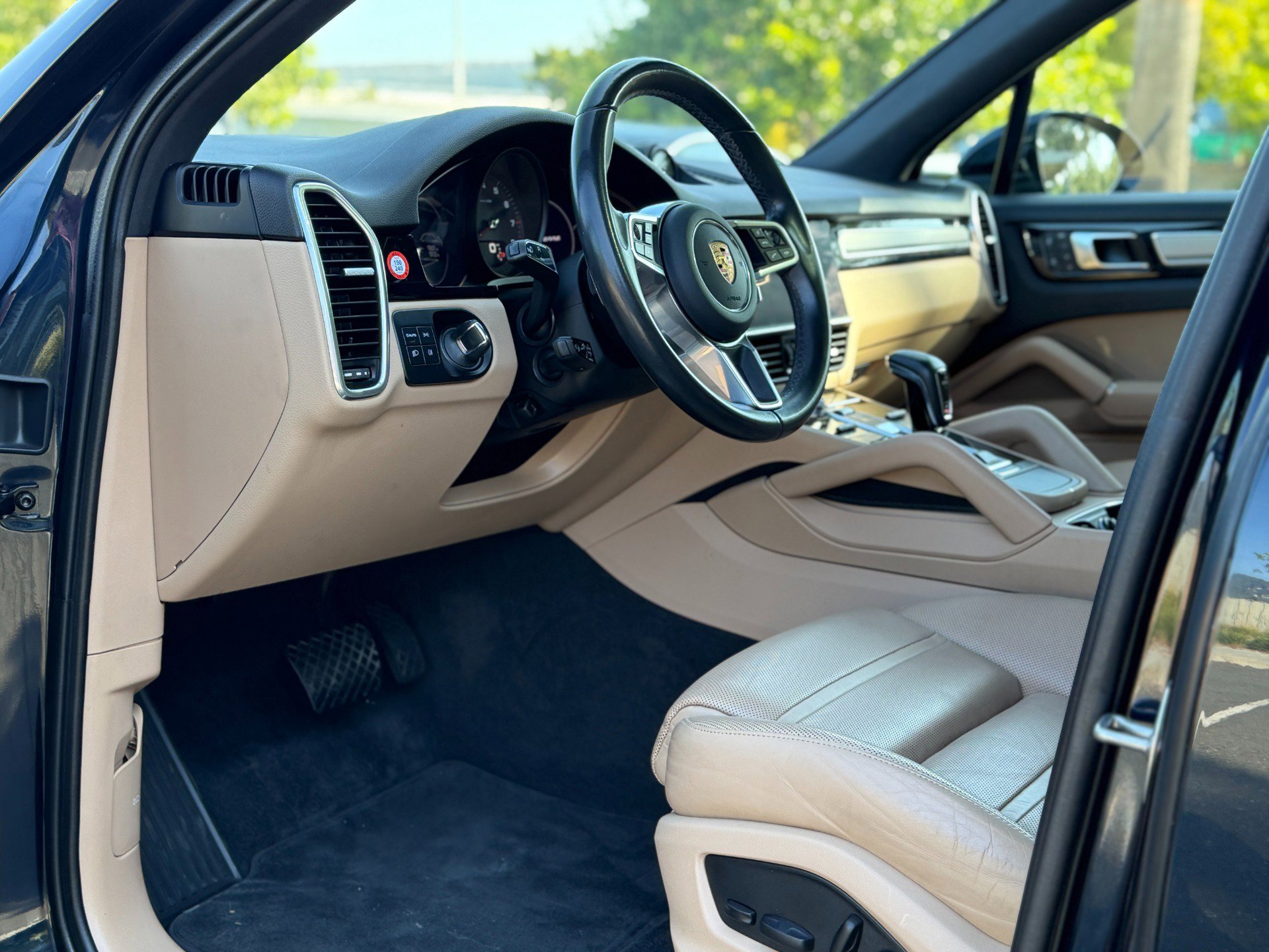 Used 2022 Porsche Cayenne Platinum Edition image 29