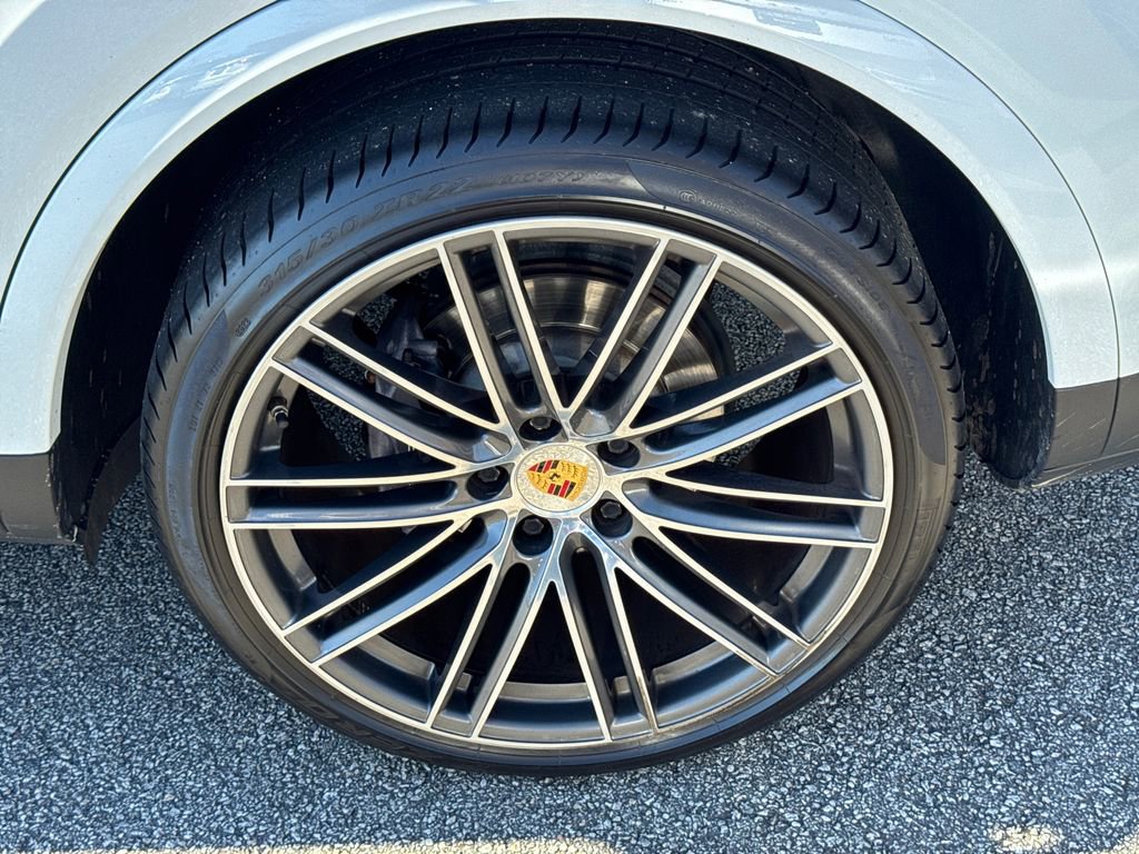 Used 2023 Porsche Cayenne Platinum Edition image 19