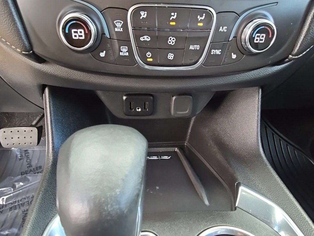 Used 2023 Chevrolet Traverse LT w/ Rear Camera Mirror Package image 33