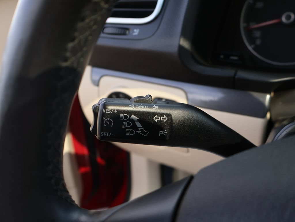 Used 2008 Volkswagen Eos 2.0T FWD image 25
