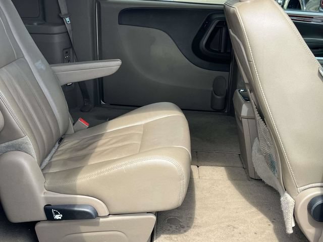 Used 2014 Chrysler Town & Country Touring FWD image 23