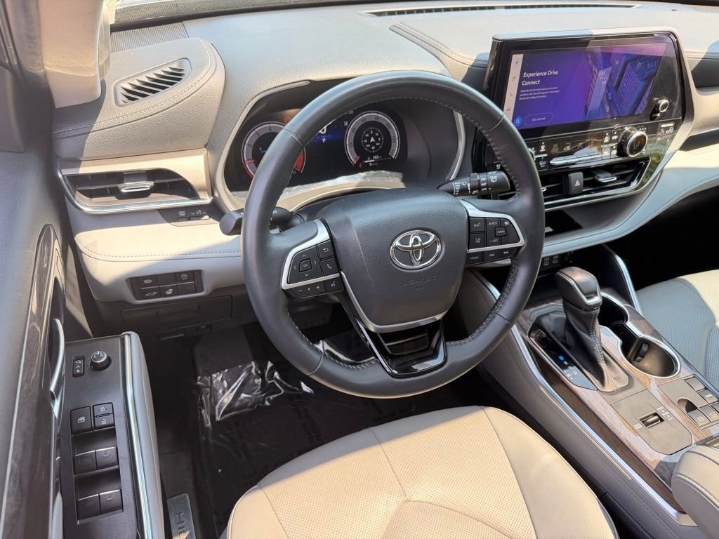 Used 2023 Toyota Highlander Limited FWD image 25