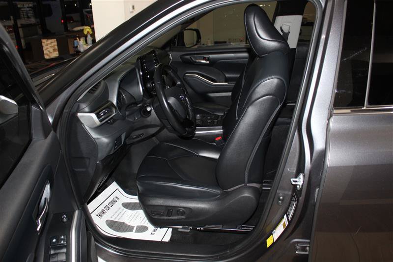 Used 2021 Toyota Highlander XLE AWD/4WD image 26