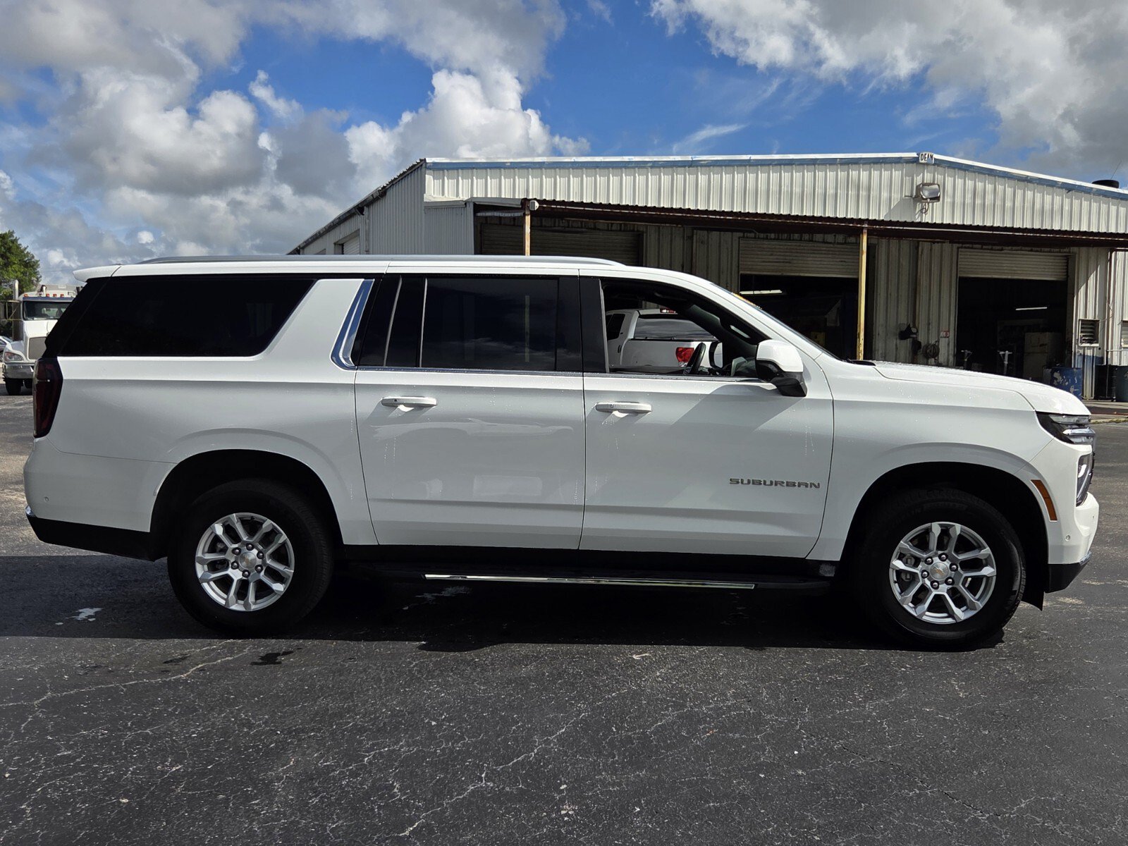 Certified 2025 Chevrolet Suburban LS RWD image 6
