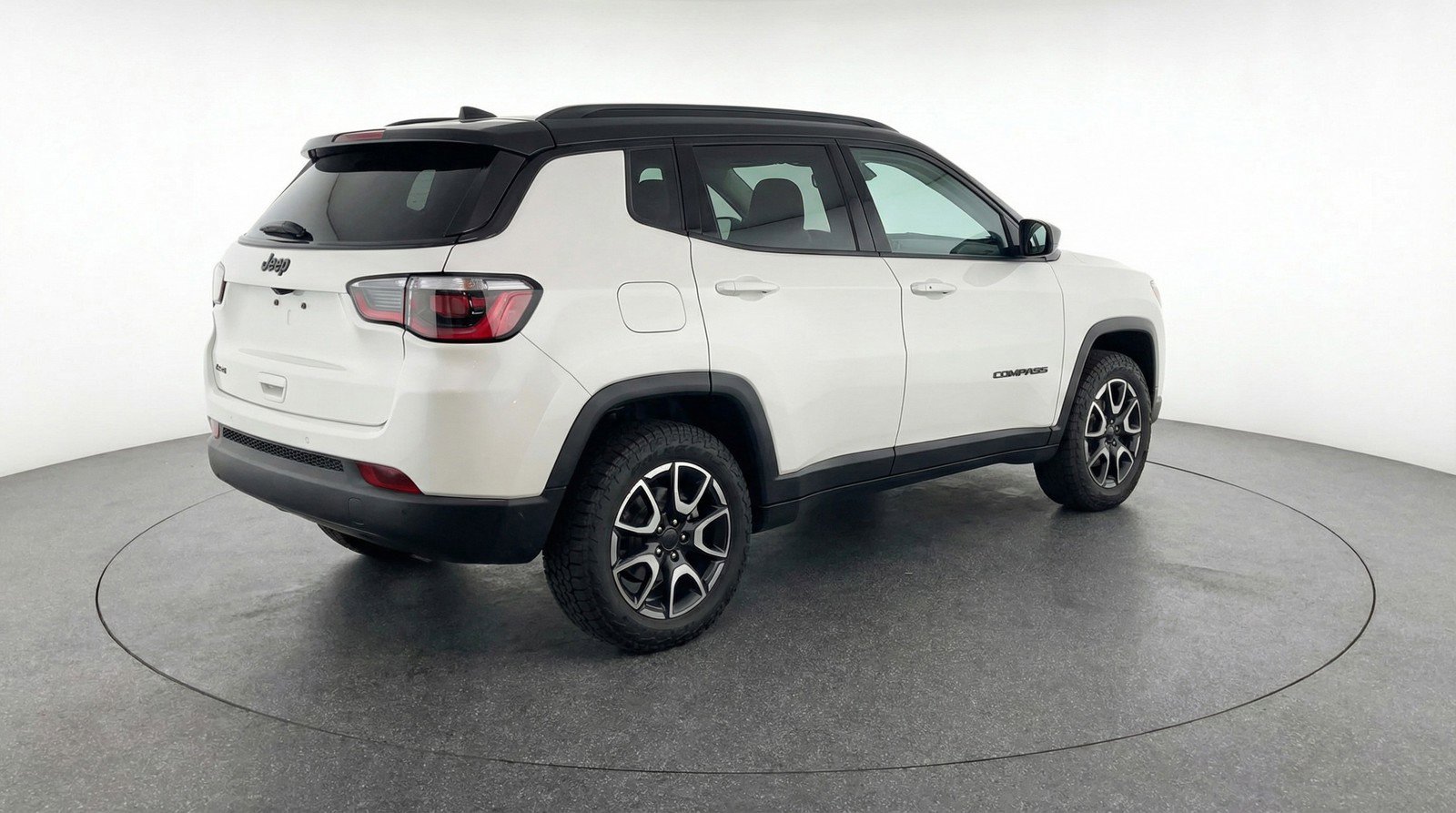 Used 2025 Jeep Compass Trailhawk image 9