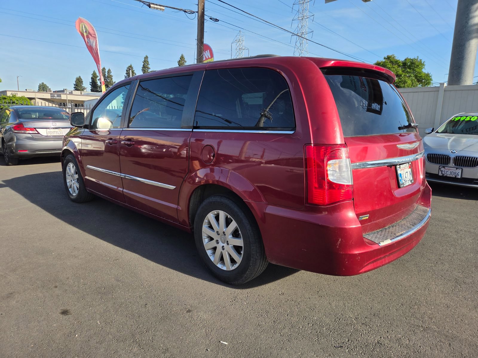 Used 2014 Chrysler Town & Country Touring image 2