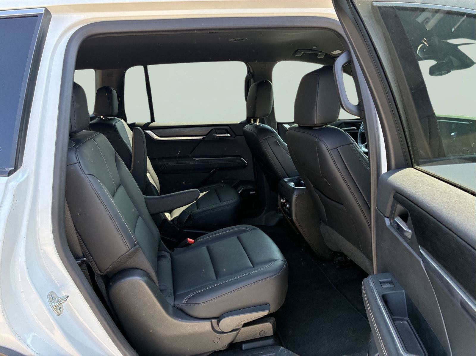 Used 2025 GMC Acadia Elevation w/ Elevation Premium Package AWD/4WD image 12