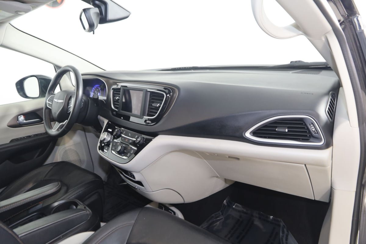 Used 2018 Chrysler Pacifica Touring-L FWD image 38