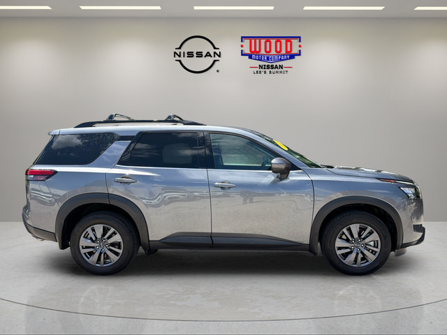 Used 2025 Nissan Pathfinder SV AWD/4WD image 2