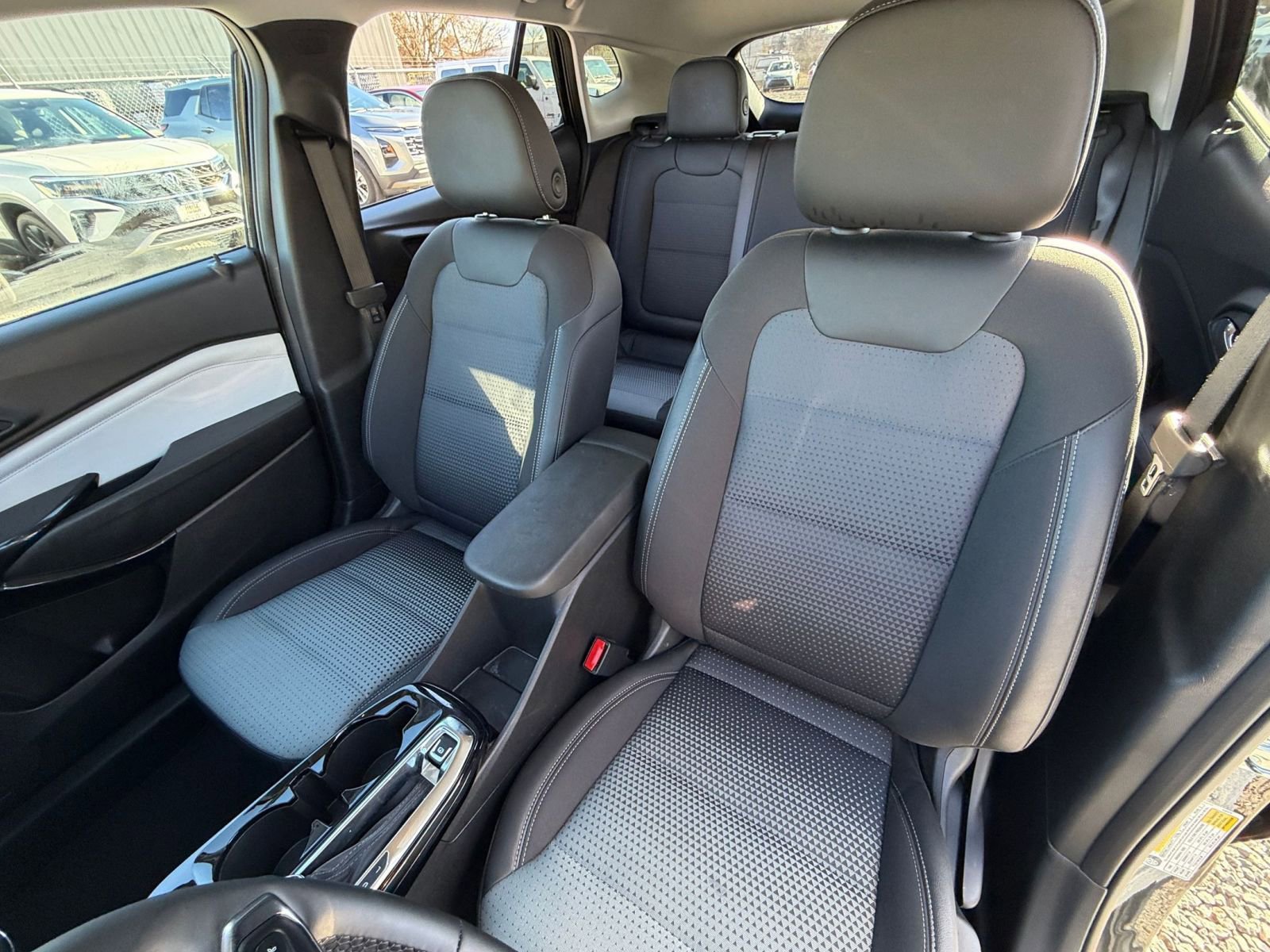 Used 2025 Chevrolet Trax LT w/ LT Convenience Package image 34