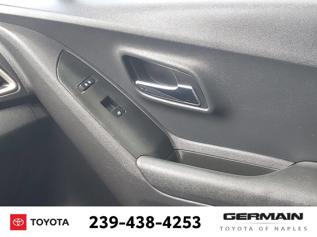 Used 2020 Chevrolet Trax LT w/ Sun & Sound Package FWD image 29