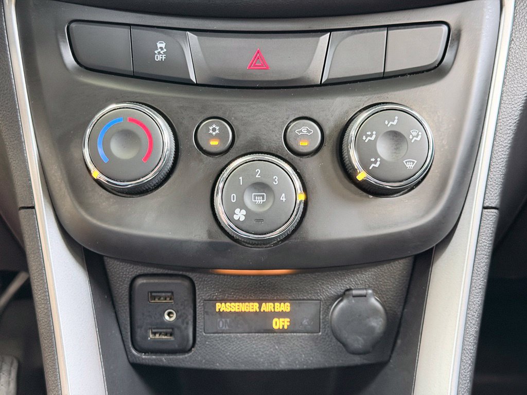 Used 2020 Chevrolet Trax LT w/ LT Convenience Package FWD image 43