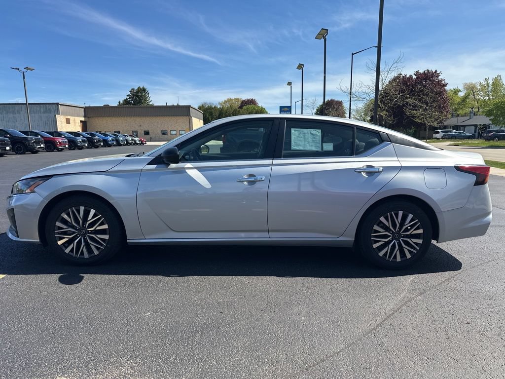 Used 2024 Nissan Altima 2.5 SV FWD image 7