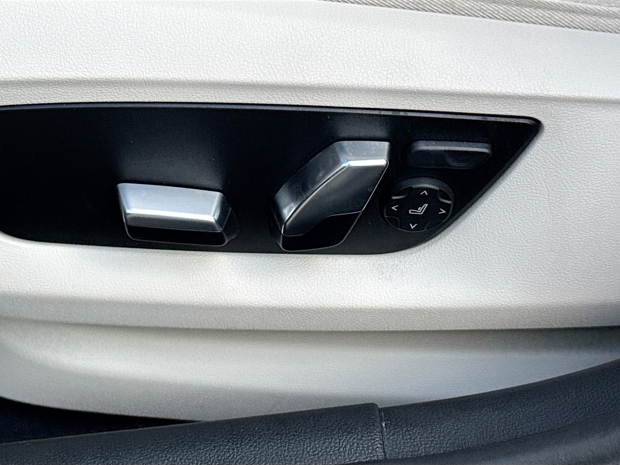 Used 2023 BMW 530i w/ Premium Package RWD image 25