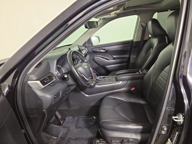 Used 2022 Toyota Highlander XLE FWD image 12
