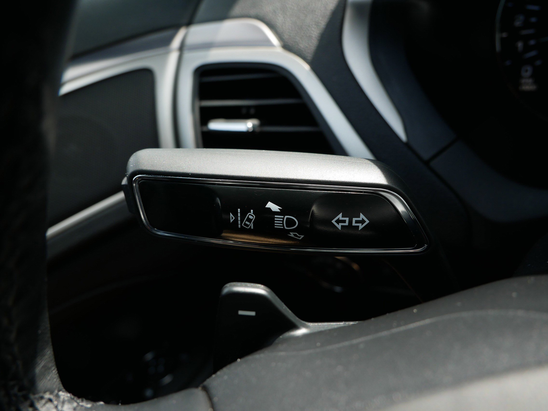 Used 2020 Lincoln MKZ w/ Convenience Package image 30