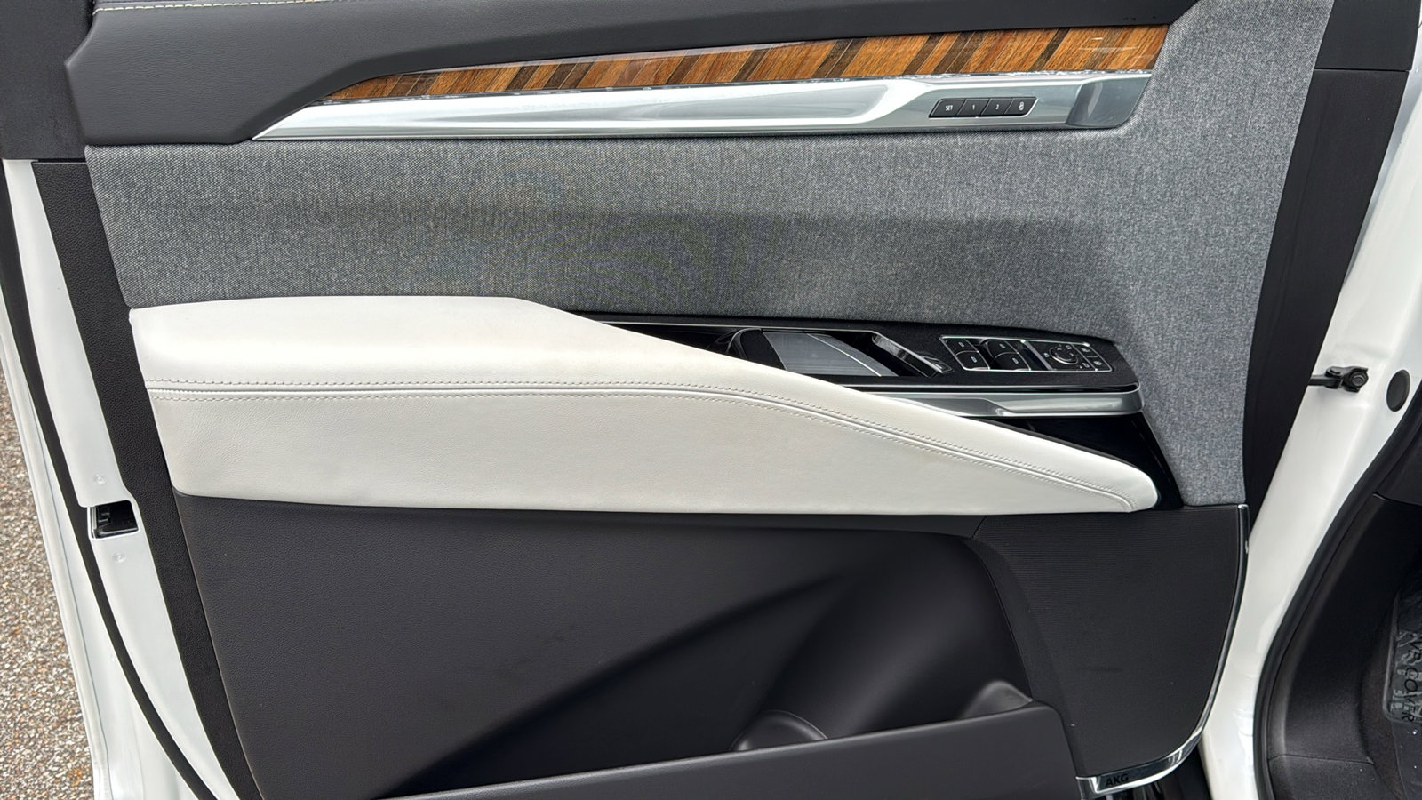 Used 2025 Cadillac Escalade Premium Luxury Platinum image 10
