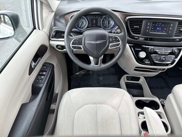 Used 2017 Chrysler Pacifica LX FWD image 5