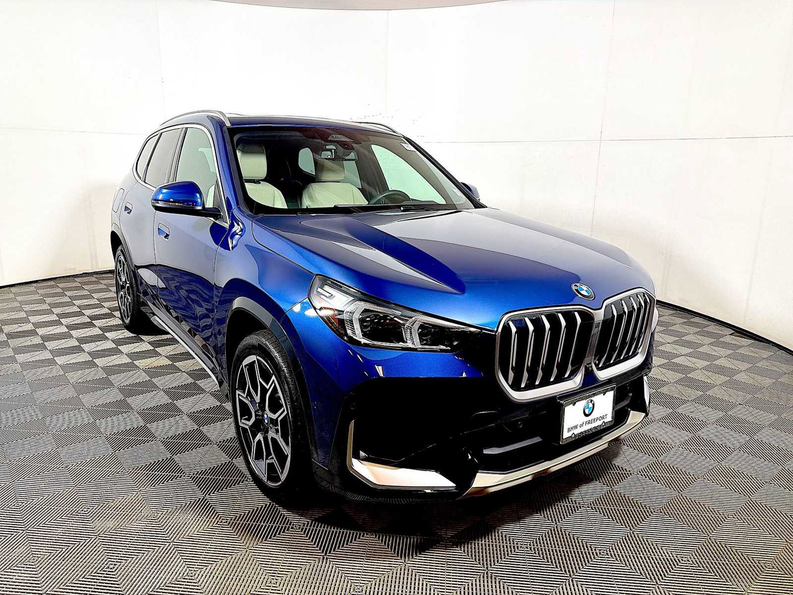 Used 2025 BMW X1 xDrive28i w/ Premium Package image 2