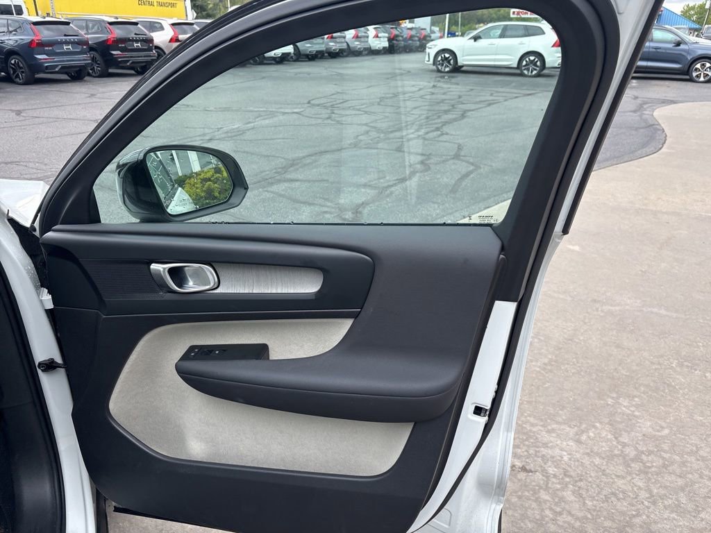 Certified 2026 Volvo XC40 B5 Plus AWD/4WD image 30